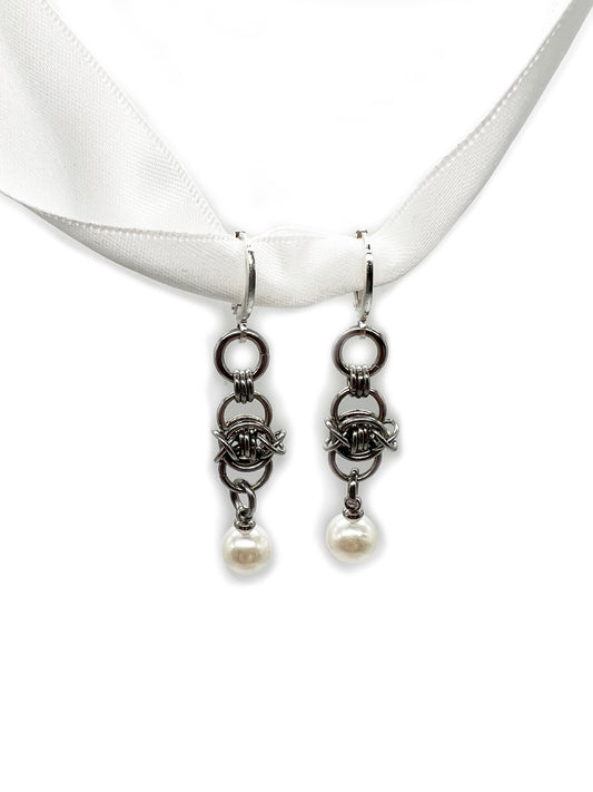 Mini Barb Pearl Earring